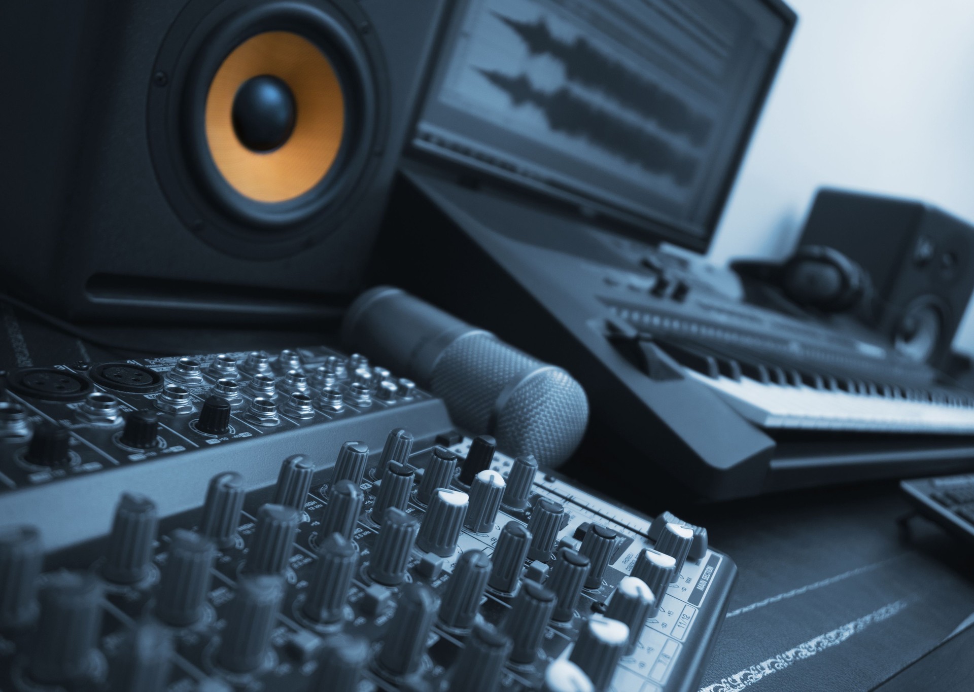 Mixer, Kondensatormikrofon und professioneller Monitor. Konzept der home Musikstudio. Blau gestaltet.